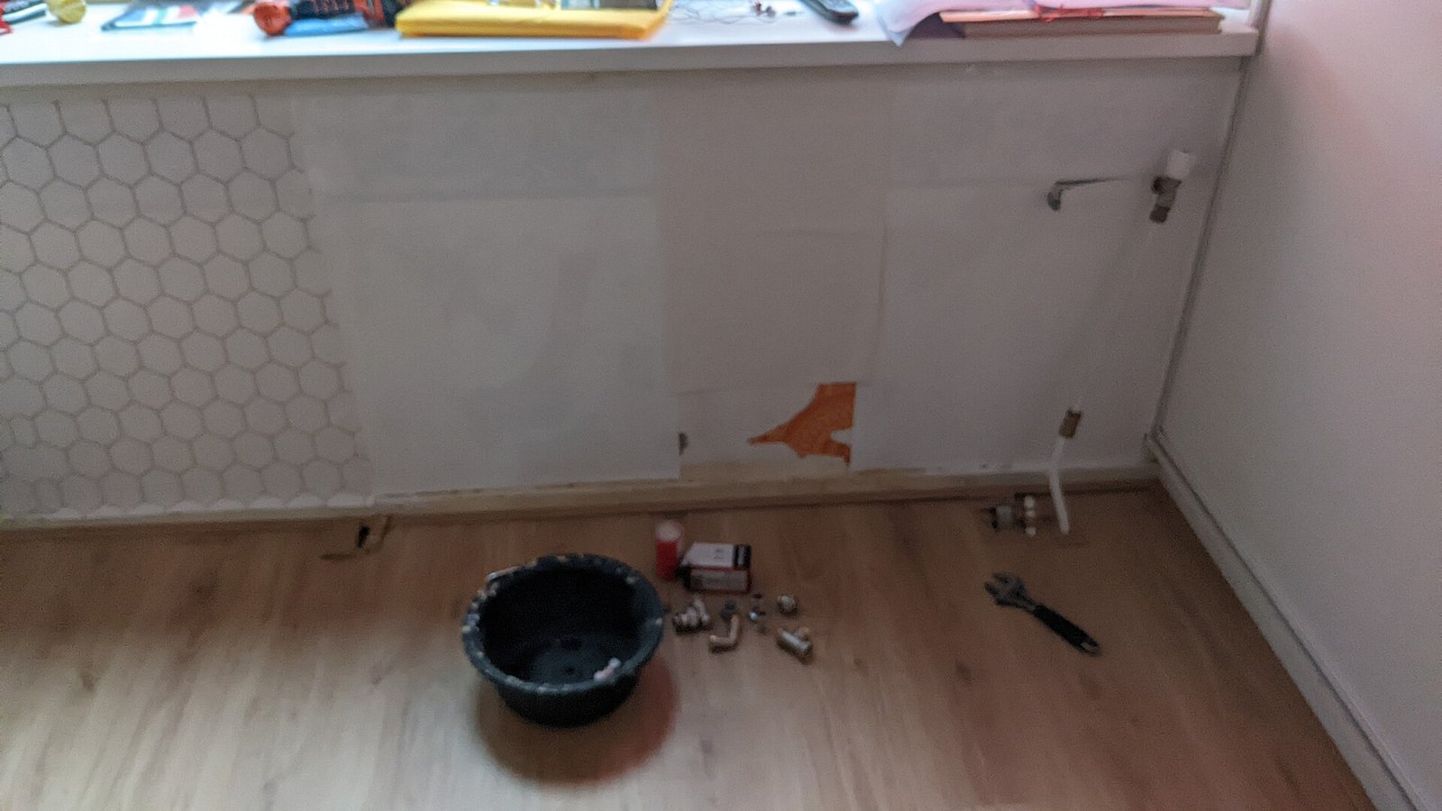 Raccords de chauffage au mur après la dépose d'un radiateur, pendant une intervention sur le circuit