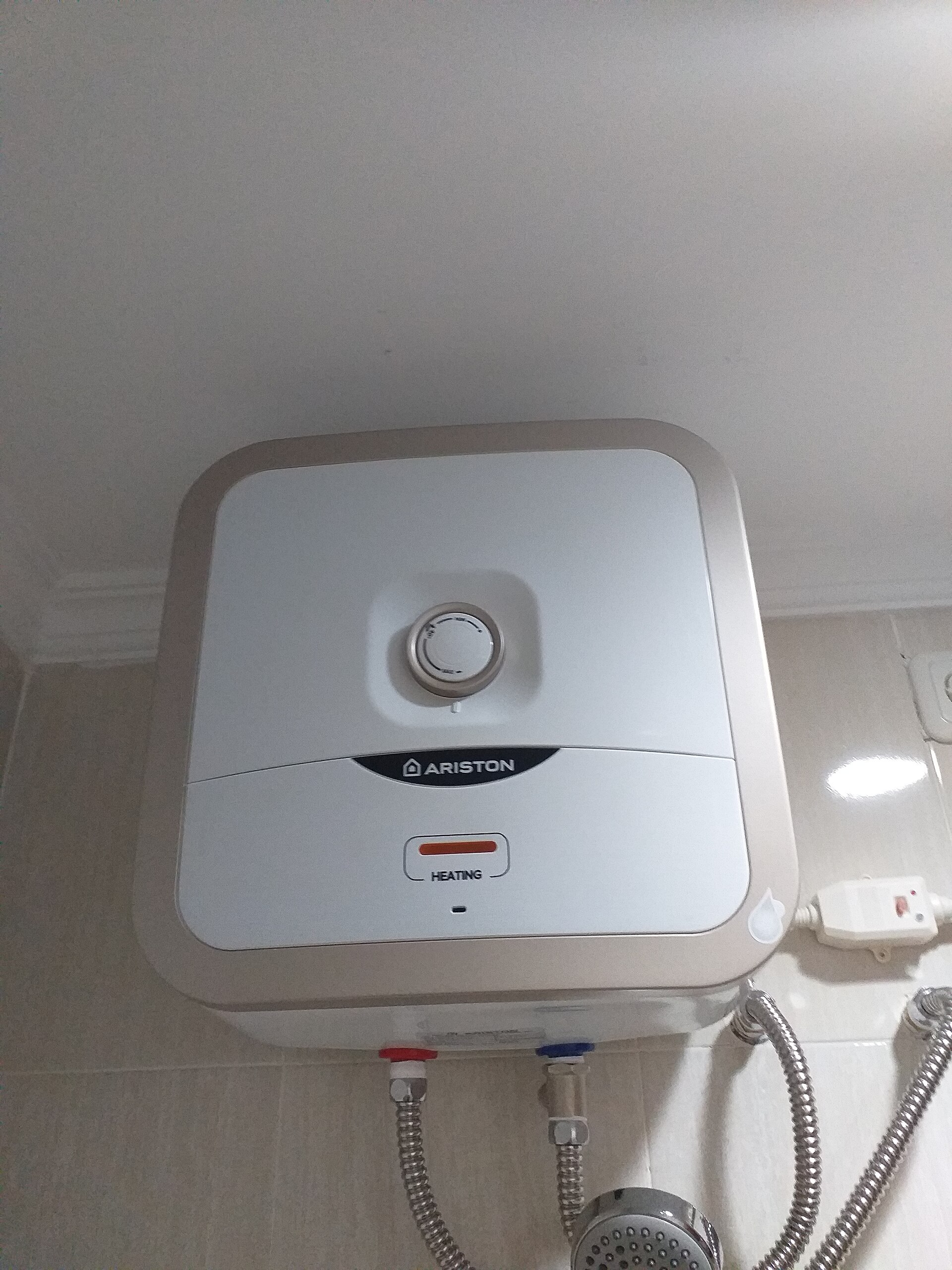 Chauffe-eau électrique mural avec bouton de réglage de la température