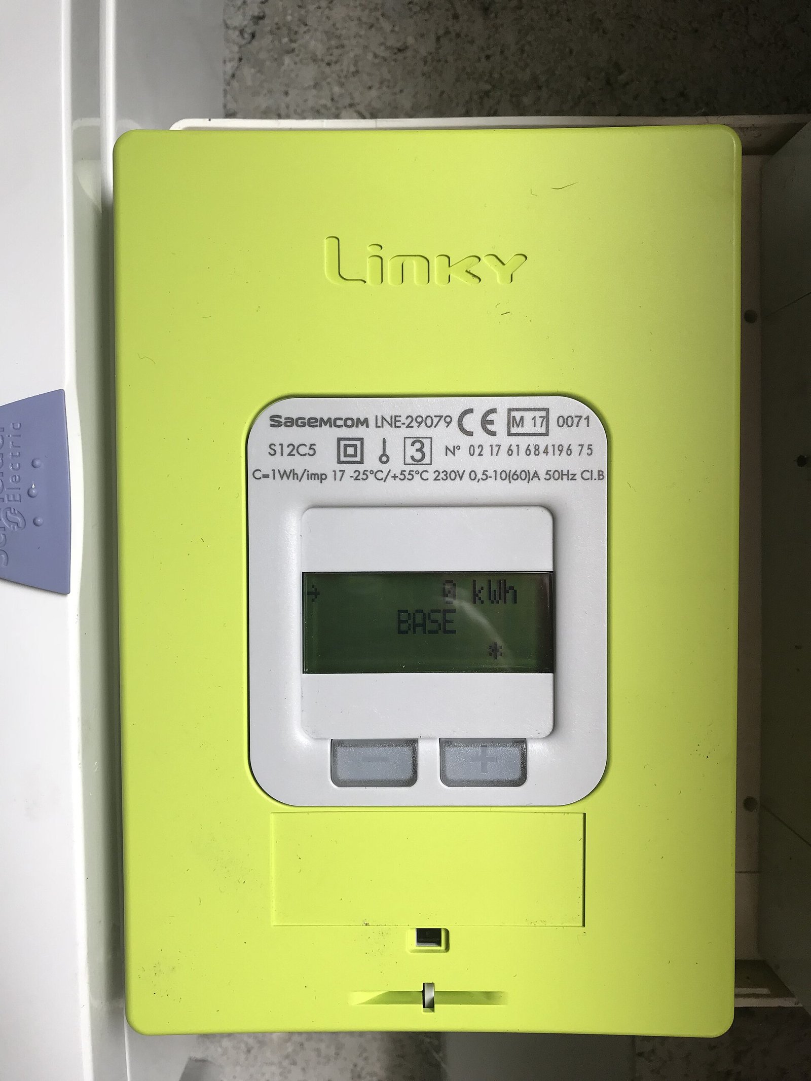 Compteur électrique Linky vert fraîchement installé dans un logement