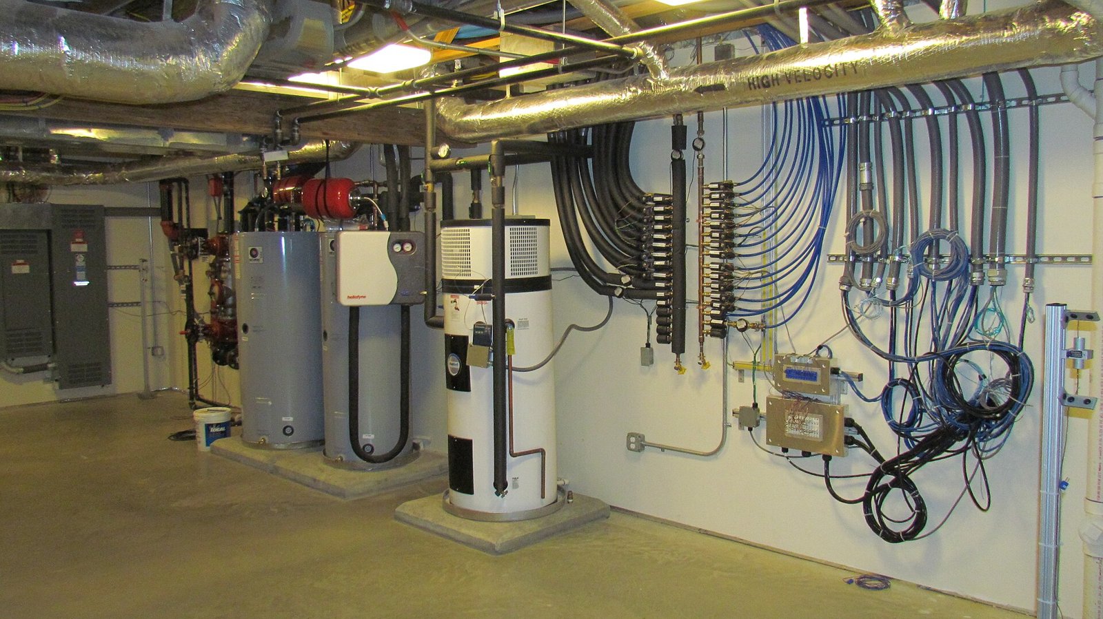 Chauffe-eau thermodynamique installé dans un local technique au sous-sol