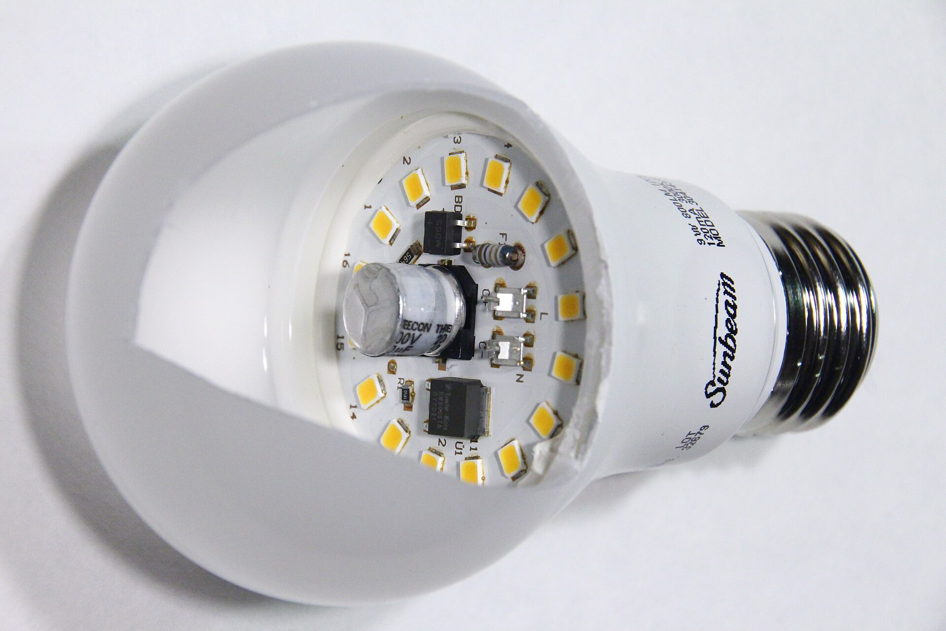 Ampoule LED à culot E27 dont l'enveloppe laisse voir les diodes et l'électronique